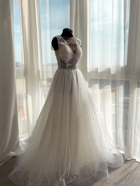 Sleeveless floral pearl wedding dress Bridal gown deep neckline